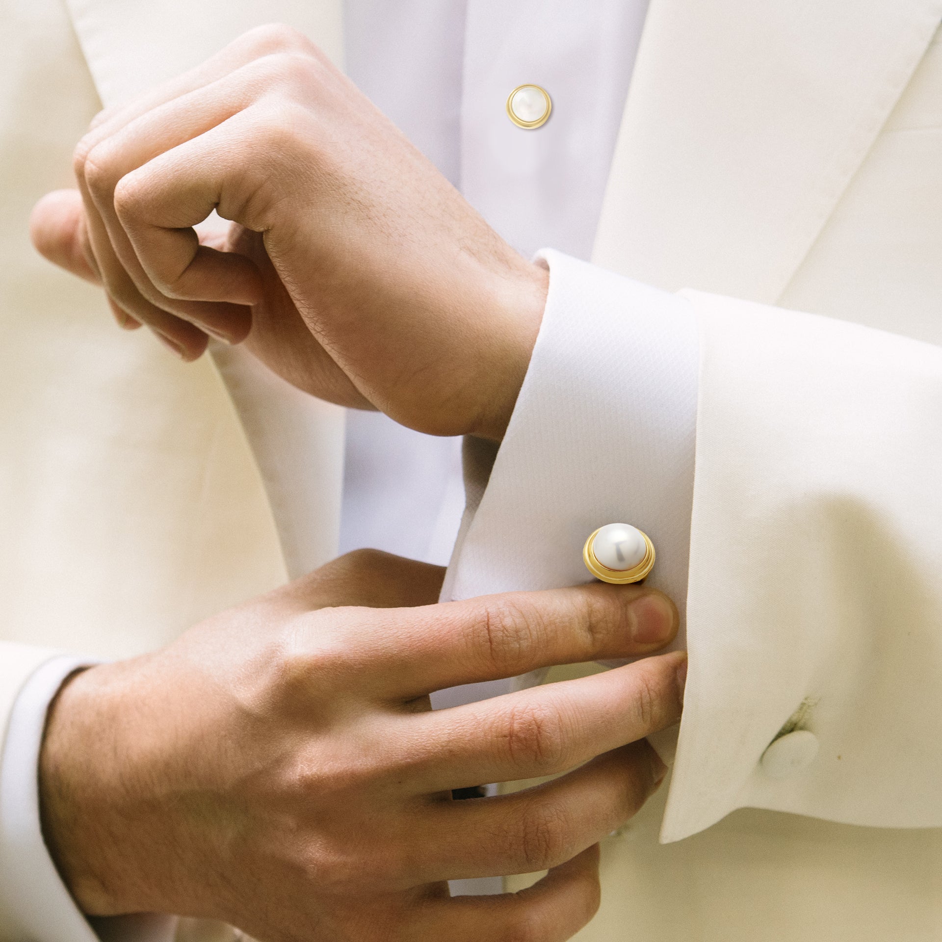 Pearl set in 18kt Gold Tuxedo Studs